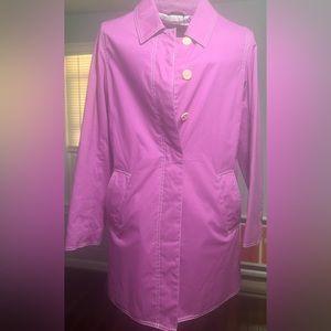 The color is more like pink/purple-ish. It’s attractive. Good condition.